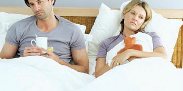 طلاق جنسی طلاق جنسی طلاق جنسی، زندگی زناشویی همسران را تهدید میکند cold bored couple bed 600x300